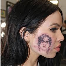 Sängerin lässt sich Harry Styles Gesicht ins Gesicht tätowieren