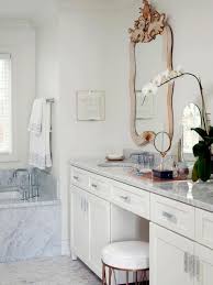 Rangement Coiffeuse Moderne Pour Un Coin Beaute Qui Fait Rever Decorations Pour La Maison Coiffeuse Moderne Bathroom Vanity Coiffeuse
