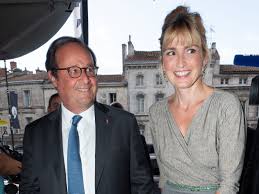 Depuis les accusations d'infidélité, julie gayet a pris la parole à sa mmanière en publiant une photo sur laquelle on peut la voir en compagnie de françois hollande ce vendredi 13 novembre. Julie Gayet Et Francois Hollande Dans Le Gers Leurs Vacances