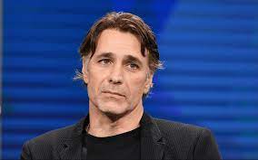Nei ringraziamenti alla fine del libro, fa notate il settimanale oggi, raoul bova ha parole d'amore per la sua rocío.la chiamo la 'compagna guerriera' perché quando è il momento di combattere lo fa.insieme ne abbiamo passate tante…, in questi anni racconta ci siamo tutelati a vicenda. Raoul Bova Dimagrito Il Nuovo Look Spiazza I Fan Tvzap