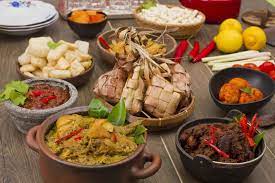 3 menu nikmat spesial lebaran menu pertama yaitu opor ayam. Mau Makan Ketupat Tanpa Repot Mampir Ke 7 Tempat Ini Traveloka Eats