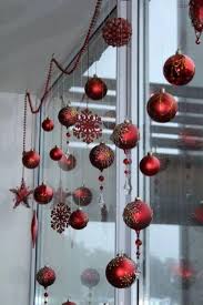51 Awesome Ways To Use Christmas Balls And Ornaments In Decor Decoration Noel Deco Fenetre Noel Decoration Noel Exterieur