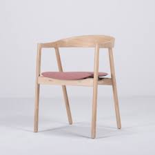 Accessoires wie teppiche und textilien ergänzen möbel individuell. Muna Stuhl Eiche Roter Stoff Gazzda