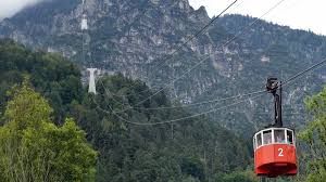 Eine kabine stürzte zirka 300 meter vor ankunft am berg mottarone ab. 85rbbiq0wijpkm