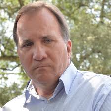 Stefan Löfven förd till sjukhus i ambulans