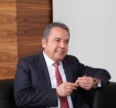 Muhittin böcek 1962 yılında konyaaltı'nın uncalı mahallesi'nde doğdu. Antalya Buyuksehir Belediyesi Muhittin Bocek