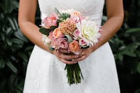 Scegli la consegna gratis per riparmiare di più. Bouquet Da Sposa Ecco Quali Fiori Scegliere Per Resistere Al Caldo