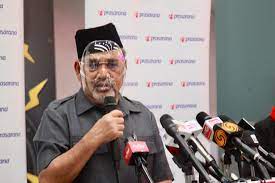 Tajuddin held the press conference at the klcc station after inspecting the scene where two trains collided on monday night, leaving 213 people injured. Pq9d M7vefu85m