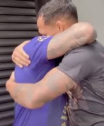 Charles Oliveira leva treinador às lágrimas com presente inesperado