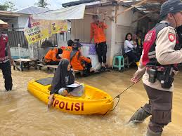 Banjir Kalsel Mulai Surut, Jumlah Bangunan, KK dan Jiwa Terdampak Juga  Menurun - Wartabanjar