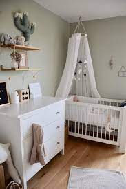 Dulux Valentine Chambre De Bebe Au Teinte Blanche Et Vers De Gris Alliance Baby Room Neutral Nursery Baby Room Modern Baby Room