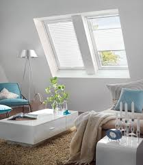 Vorhange Fur Dachfenster Wie Ware Es Stattdessen Mit Diesen Eleganten Plissees In Wenigen Minuten Install Dachschrage Fenster Dachfenster Fensterdekoration