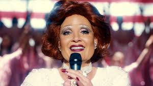 “Gli occhi di Tammy Faye”, la recensione: il biopic sulla famiglia Bakker  che crolla sulla sua stessa rovina