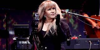 She is known for her work in the band fleetwood mac and as a solo artist. 1vh4fw0phau9am