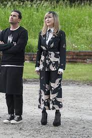 Schitt S Creek Moira Rose S Most Outrageous Fashion Photos Footwear News Rose Outfits Fashion Outrageous Fashion