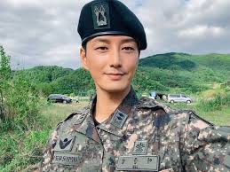 #she would never know #sunbae don't put on that lipstick #lee hyun wook #won jin ah #kdrama #it should be obvious to him that he's never getting her back. 10 Pesona Lee Hyun Wook Jadi Tentara Misterius Di Kdrama Search