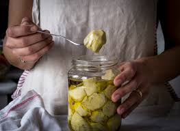 I carciofini sott'olio rappresentano la ricetta di una conserva molto praticata in varie parti d'italia tra vediamo come si preparano i carciofini sott'olio nella ricetta sarda. Carciofini Sott Olio La Poesia In Un Boccaccio Accade In Tavola