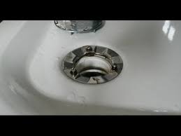 Wir zeigen dir sieben möglichkeiten, wie das problem gelöst werden kann. Was Hilft Wenn Der Abfluss Stinkt Dieser Lifehack Hilft Haumittel Backpulver Trick Youtube