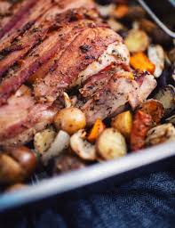 Poulet En Crapaudine Avec Bacon A L Erable Et Beurre Aux Fines Herbes Le Coup De Grace Recipe Herb Butter Maple Bacon Chicken Dinner