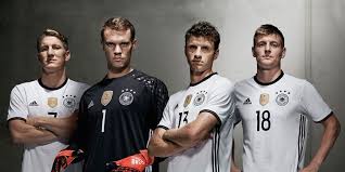 Precies één maand later, 10 juli dus, spelen wereldkampioen duitsland is de voornaamste favoriet voor de titel. Duitsland Thuisshirt Euro 2016 Voetbalshirts Com