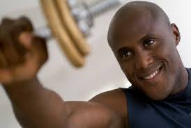 Ücretsiz stok fotoğraf: Spor salonunda ağırlık makinesinde çalışan adam