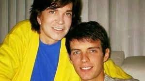 Camilo sesto cumplió 72 años el pasado mes de septiembre, pero dos años antes se había alejado casi por completo de la vida pública, de los focos y entonces el cantante dijo que no tenía ninguna intención de casarse, que su hijo había sido un niño deseado, que todo estaba claro entre él y su. Camilo Sesto Asi Era La Relacion Del Idolo Espanol Con Su Unico Hijo Segun Exrepresentante Rpp Noticias