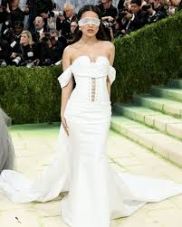 Рэйчел Зеглер появилась на Met Gala в платье от Dior, вдохновлённом Леди  Джейн Грей. И это было очень в тему!  Зеглер и её команда сделали  ставку на драму и историческую эстетику: