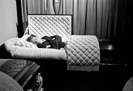 James Dean Poses In A Casket In A Funeral Parlor In Fairmount Indiana In 1955 Seven Months Before He Died James Dean James Dean Photos Dennis Stock