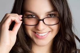Artikel Terkait Warna Eyeshadow Yang Cocok Dengan Zodiak Anda - embedded_Natural_Makeup_And_Eyeglasses