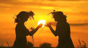 In astrologia il solstizio d'estate è marcato dall'entrata del sole in cancro, segno lunare, sensibile, fantasioso introspettivo.nel ciclo della natura corrisponde alla gravidanza della terra.dopo aver assistito, sotto il segno del toro, al momento della riproduzione della vita in tutte le sue forme, con il segno del cancro comincia la fase. Litha La Festivita Pagana Del Solstizio D Estate Lacooltura