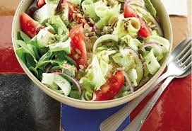 Ripieno con mozzarella, pomodoro, rucola, scaglie di grana, pomodorini all'uscita. Mix Di Insalate Con Cetrioli Pomodori Cipolla Di Tropea E Vinaigrette Alla Senape Despar Sicilia