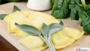 I ravioli freschi rappresentano una delle paste fresche più buone e complesse, per ragioni legate non solo alla loro preparazione, ma anche alla loro conservazione. Come Fare I Ravioli Ricotta E Spinaci Ricetta It