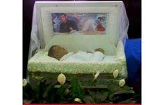 32 Photos Of Celebrity Open Casket Funerals That Will Shock You Casket Funeral Celebrities