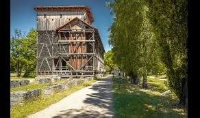 Bad kissingen is a spa town in the bavarian region of lower franconia and is the seat of the bad kissingen district. Gradierwerk Bad Kissingen Rhonfuhrer De