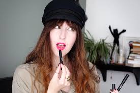 Sublimez vos lèvres en adoptant la tendance mate ! Chanel Nous Facilite La Tache Avec Son Rouge Crayon De Couleur Mat