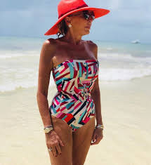 Laura bozzo was born on august 19, 1951 in callao, peru. Fotos De Laura Bozzo En Traje De Ba Ntilde O People En Espanol
