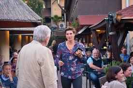 Titulnú skladbu moanin' od bobbyho timmonsa mu preložil a otextoval milan lasica. Galeria Peter Lipa Band Milan Lasica 18 Jun 2017 Pub U Kohuta