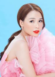 Jun Phạm 'lầy lội' 'bóc' nhan sắc ngày xưa của Sam