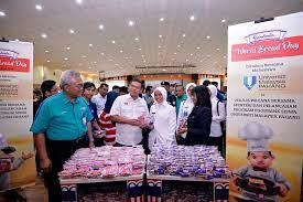 Antara penerima jawi food bank ialah petugas barisan hadapan keselamatan dan kesihatan, b40, peniaga kecil, saudara baru, ibu tunggal, pemandu teksi sumbangan oleh kedutaan republik rakyat china ke malaysia kepada jawi food bank ini adalah kali kedua setelah sumbangan yang serupa. Food Bank Siswa Ump Bantu Mahasiswa Ump News