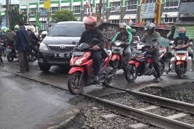 Atau kamu bosan melihatnya sehingga menginginkan tampilan pintu jenis cat wood stain merupakan cat yang selama ini kita kenal sebagai plitur kayu. Mitos Atau Fakta Mesin Mobil Bisa Mati Ketika Terjebak Di Rel Kereta