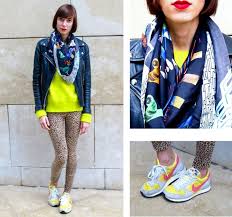 80er Jahre Mode Sneqkers Leggings Leoprint Schal Lederjacke 80er Jahre Mode 80er Jahre Outfit Mode