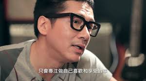 He plays bass guitar in the band blue jeans. Surface X æ½®äººåˆ†äº« å–®ç«‹æ–‡ Youtube