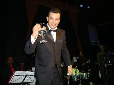 Alex Bueno, una de las voces más completas y versátiles de la música popular dominicana., generada por IA