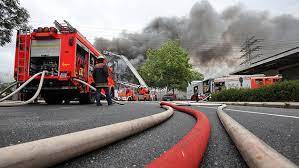 Vieles von dieser atmosphäre schwebt noch heute über der stadt. Neumunster Feuer Zerstort Sporthalle Der Klaus Groth Schule Ndr De Nachrichten Schleswig Holstein