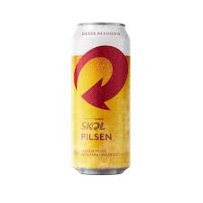 Cerveja Skol Lata 473ml Clube Extra Garrafas de cerveja na mesa e jovens felizes se divertindo no fundo, festa de amigos em casa, companhia hipster juntos, dois homens e uma mulher, tocando violão, passear. skol