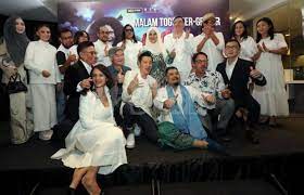 Tampil mewakili pelakon dan kru produksi, awie, 50, menganggap jumlah bonus yang diagihkan penerbit. Pelakon Hong Kong Andy Lau Ucap Tahniah Kutipan Besar Hantu Kak Limah Hiburan Mstar
