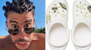 Bad bunny is the latest in a long line of artists and brands to collaborate with crocs, who have navigated the world of fashion collabs to establish themselves as a surprisingly serious player in the footwear game. Bad Bunny Se Convierte En Disenador Y Lanza Su Propia Linea De Crocs Gq Mexico Y Latinoamerica