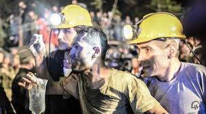Tarafından eylül 2009'da kazadan 11 ay sonra ilk duruşmanın yapıldığı tarih olan 13 nisan 2015 tarihinde kaza günü yaşananlarla ilgili. Soma Faciasinin 6 Nci Yili 301 Madenci Hayatini Kaybetti Saniklar Tahliye Oldu