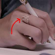 Millions of swifties were caught off guard after the singer decided to work on. Here S Why Everyone S Freaking Out Over This Photo Of Taylor Swift S Ring
