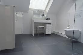 Bestehende badezimmer fliesen und altes baddesign aufhübschen. Schickes Bad In Grau Weiss